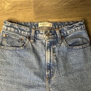 Abercrombie & Fitch womens Light Blue Relaxed Jeans 27/4 excellent